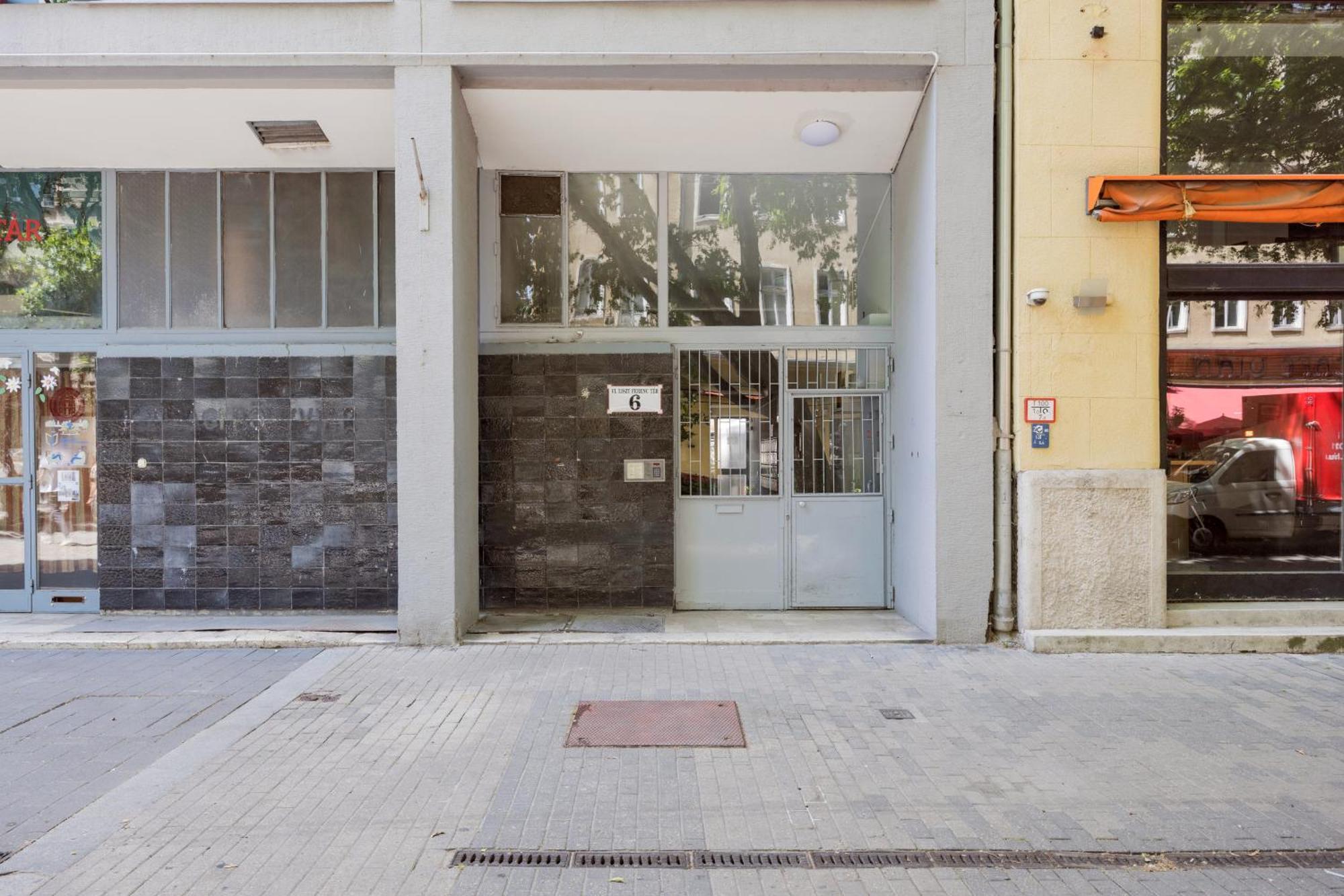 Elegant Home Overlooking The Music Academy Budapest Exteriör bild